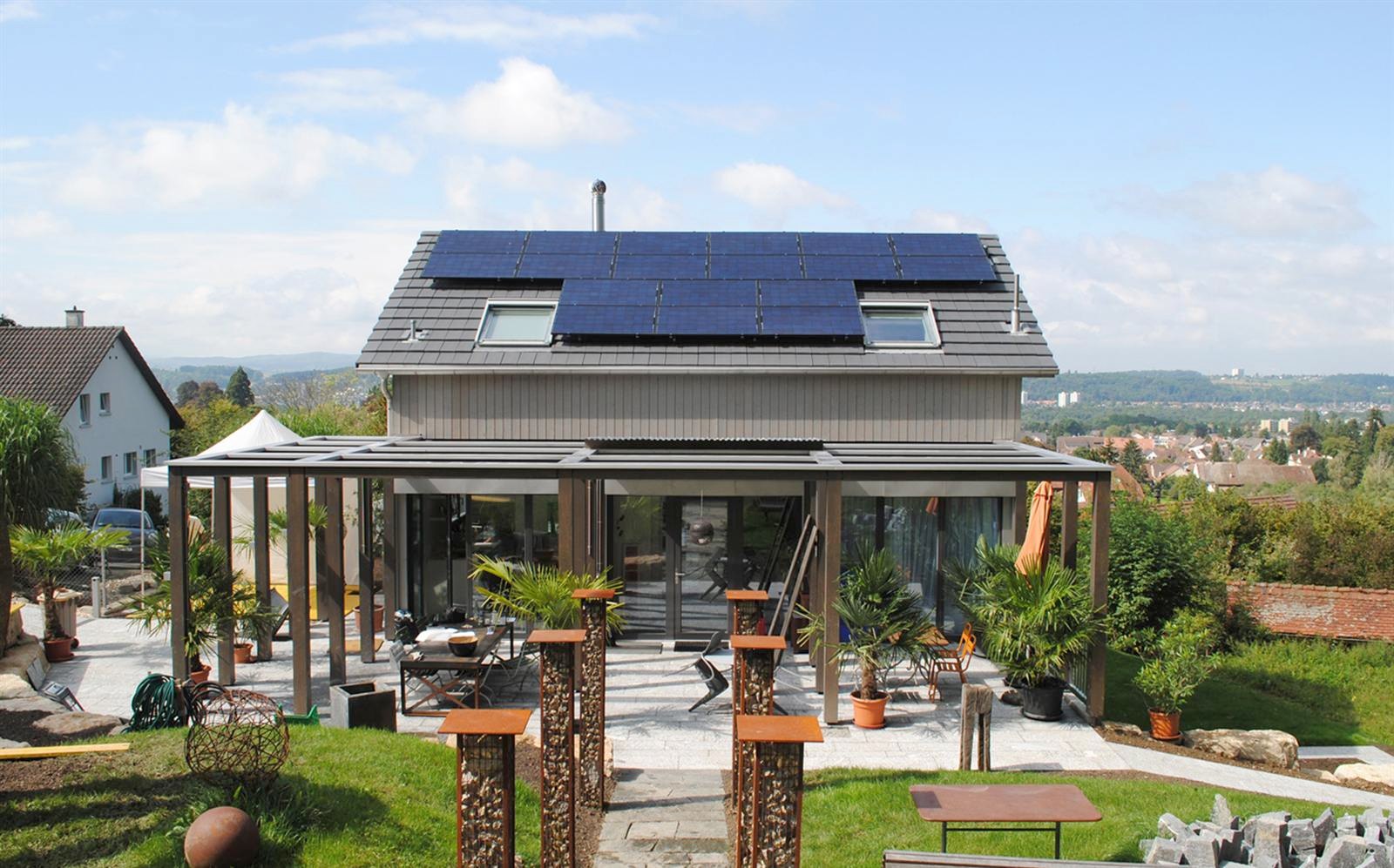 Einfamilienhaus in Arlesheim mit Solaranlage auf dem Satteldach, Wintergarten und Blick über die Region