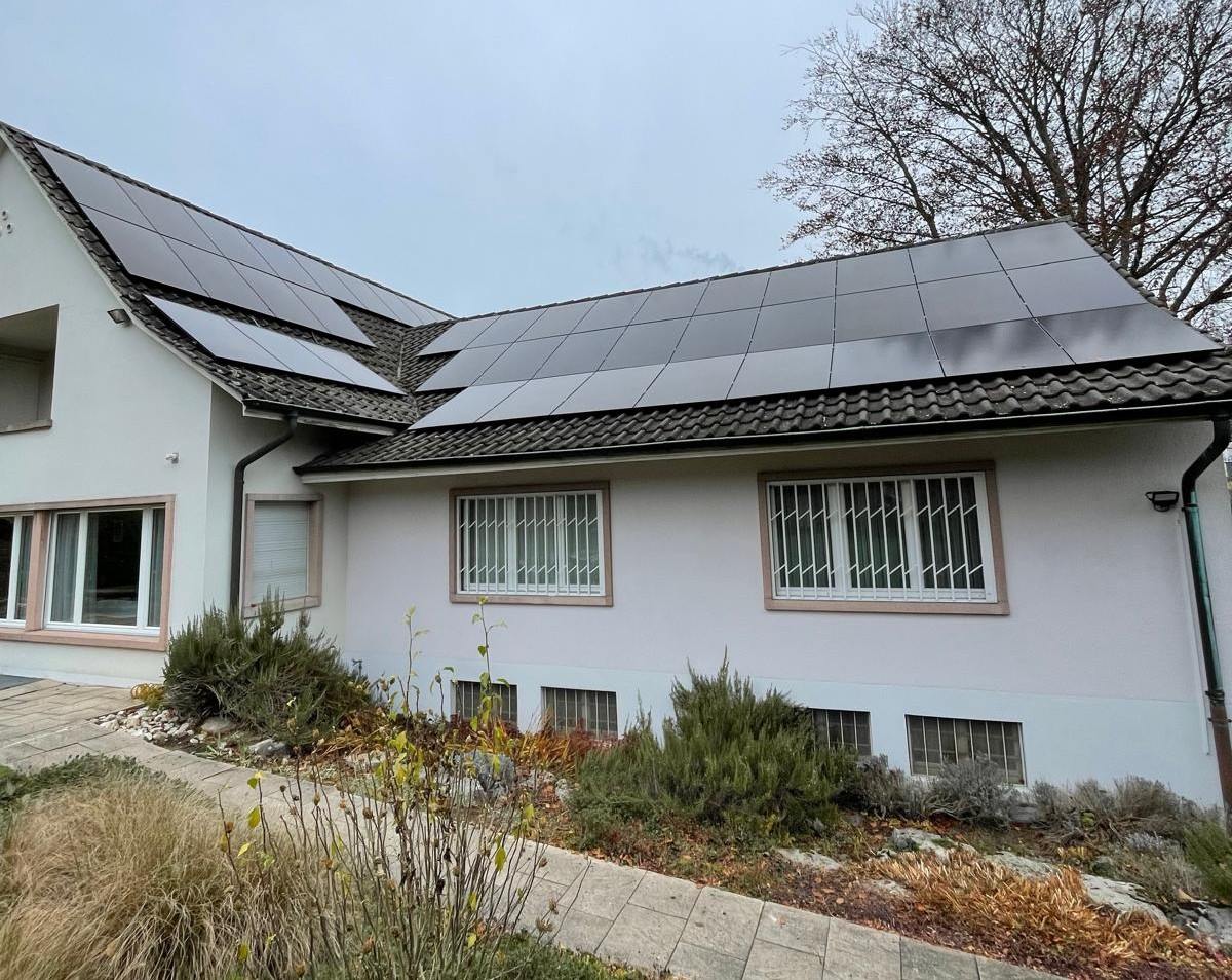Aufdach-Solaranlage auf einem Einfamilienhaus in Rheinfelden