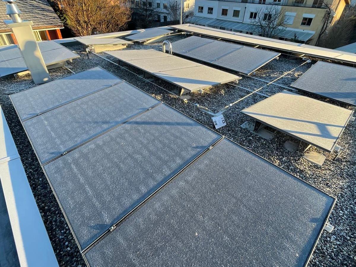 Flachdach-Solaranlage auf einem Neubau in Rheinfelden