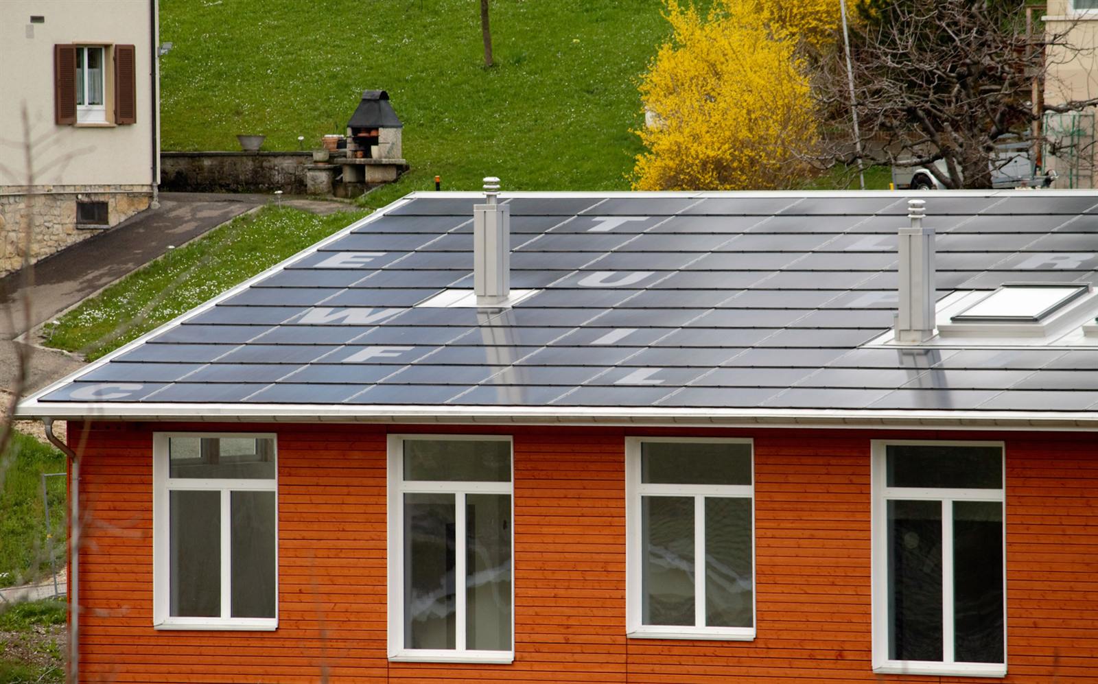 Indach-Solaranlage mit individuell gestalteten Modulen in Waldenburg